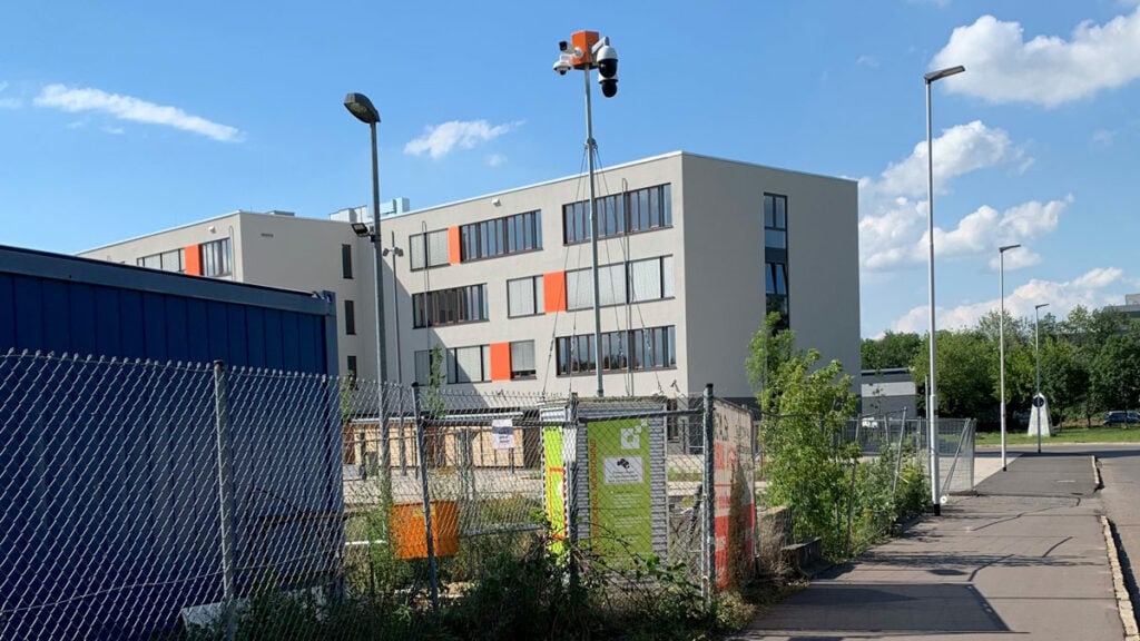 WatchBox steht eingezäunt auf einer Baustelle