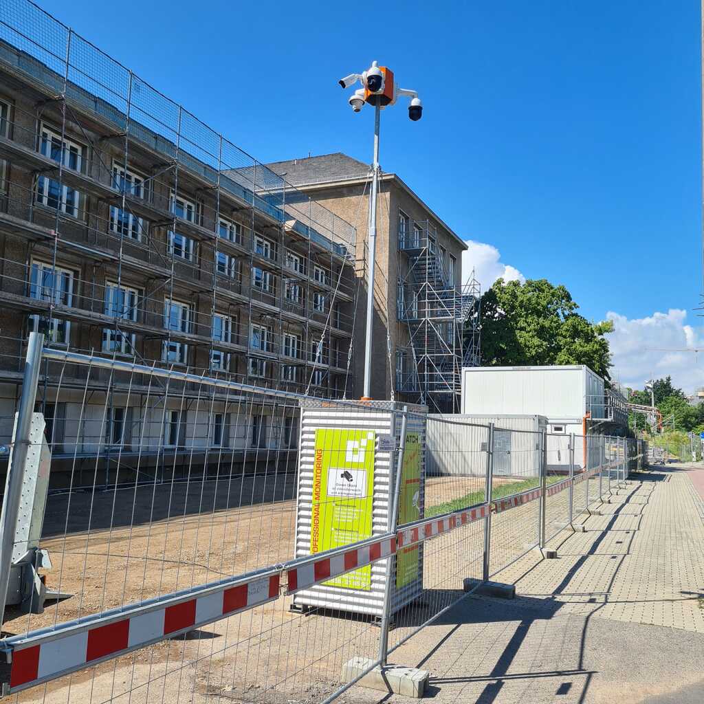 WatchBox steht auf einer Baustelle hinter einem Zaun