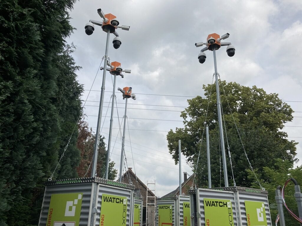 Mehrere WatchBox-Terminals stehen nebeneinander auf einer Baustelle