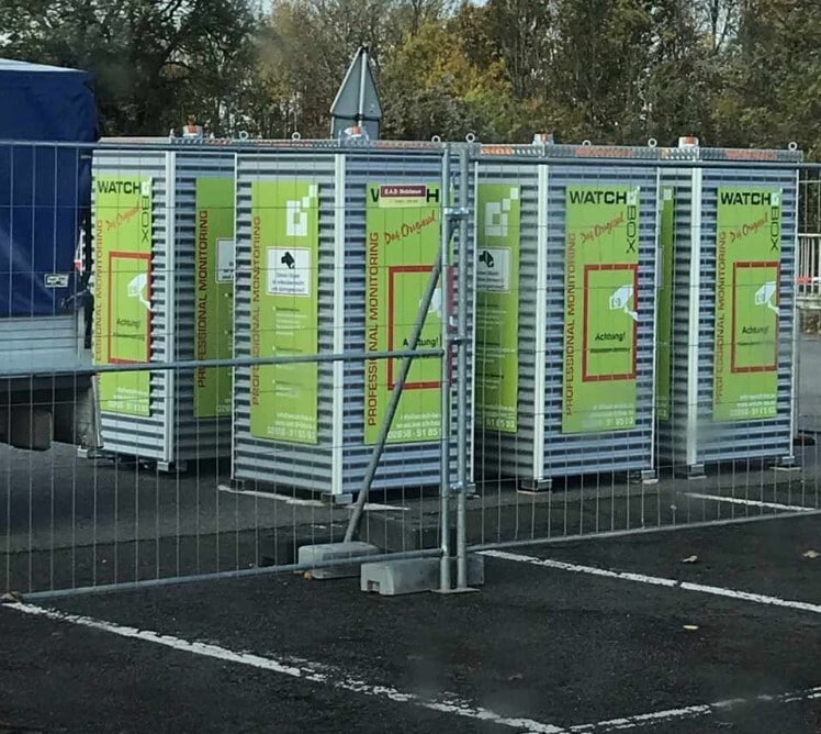 Terminals zur Überwachung stehen auf einer Baustelle