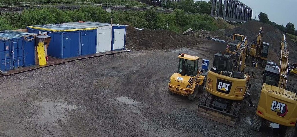 Baustelle, mehrere Baustellenfahrzeuge und eine WatchBox zur Überwachung