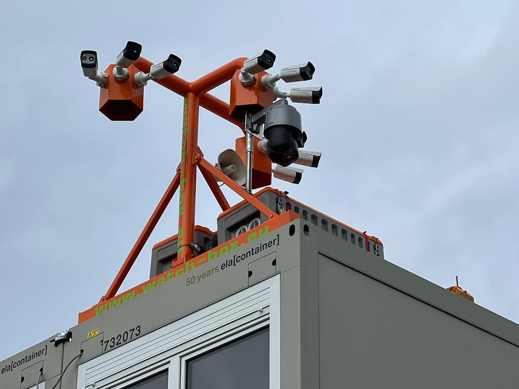 WatchBox Containeranlage steht auf einer Baustelle zur Überwachung