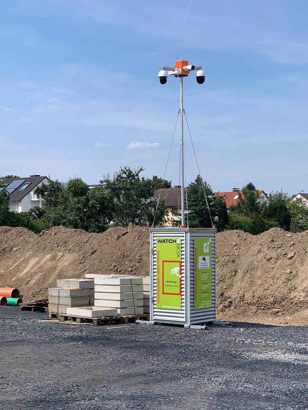 WatchBox steht auf einer Baustelle, daneben eine Palette