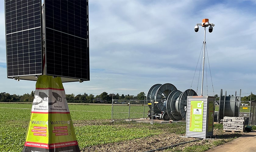 WatchBox Solar steht auf einer freien Fläche bei einer Baustelle