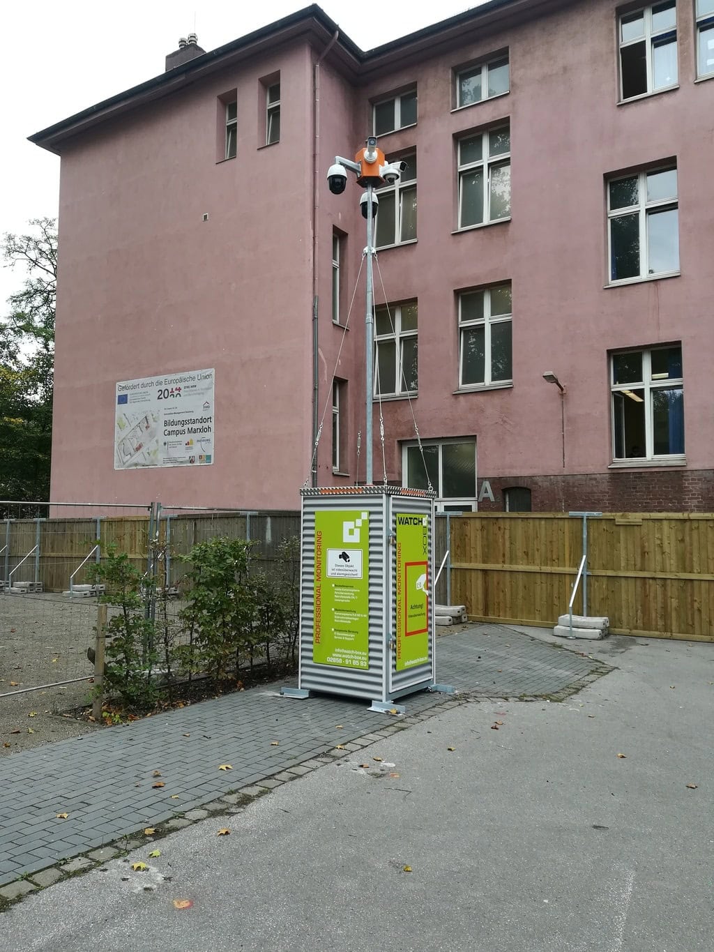 Überwachungsterminal auf einer Baustelle