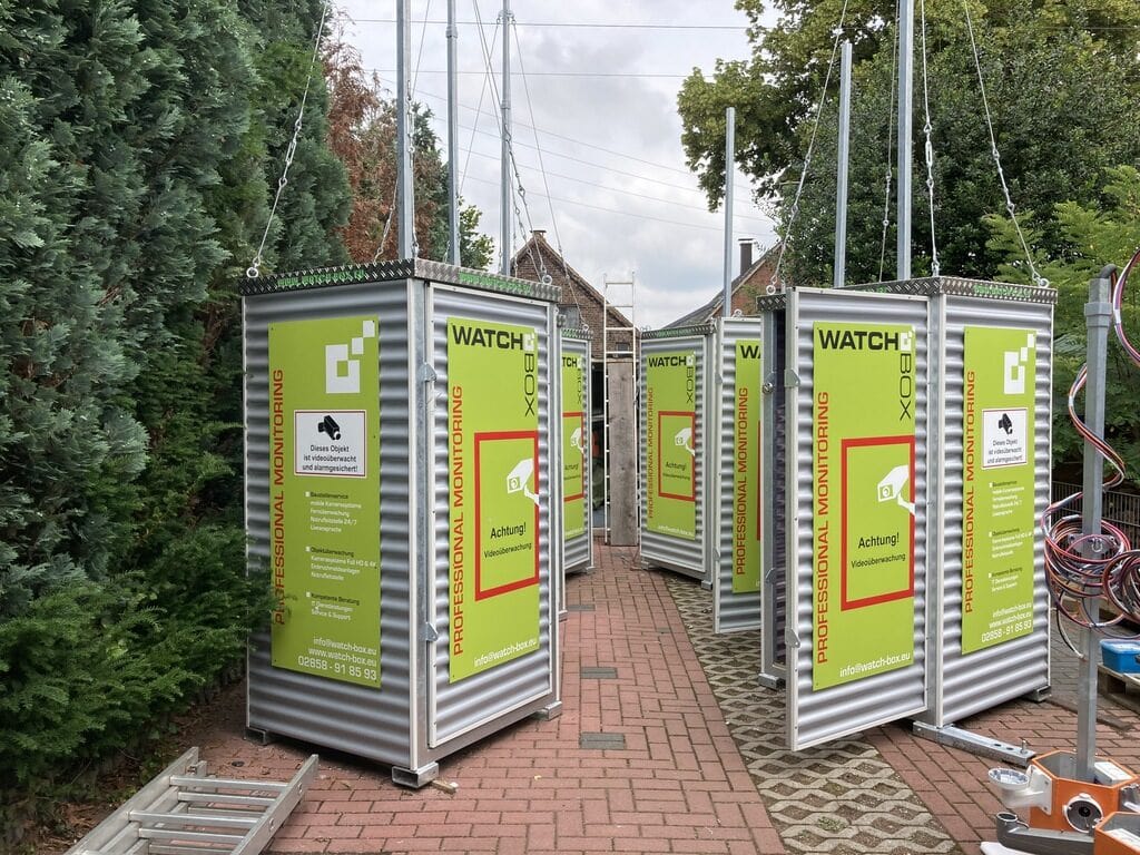 Terminals zur Baustellenüberwachung stehen aufgereiht