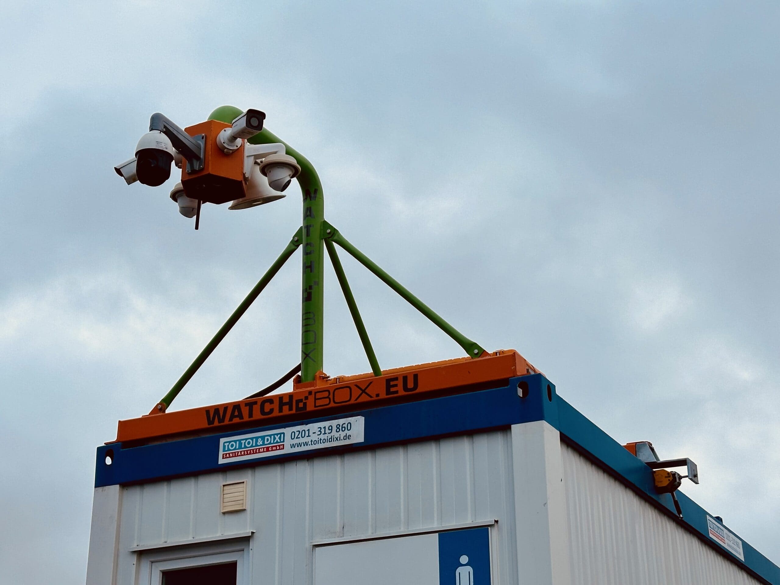 WatchBox Containeranlage auf einer Baustelle
