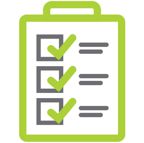 Grüne Checkliste auf einem Klemmbrett mit drei abgehakten Kästchen in Grau