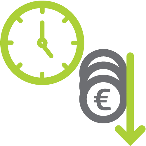 Eine grüne Uhr und graue Euro Münzen mit Pfeil nach unten symbolisieren Kostensenkung